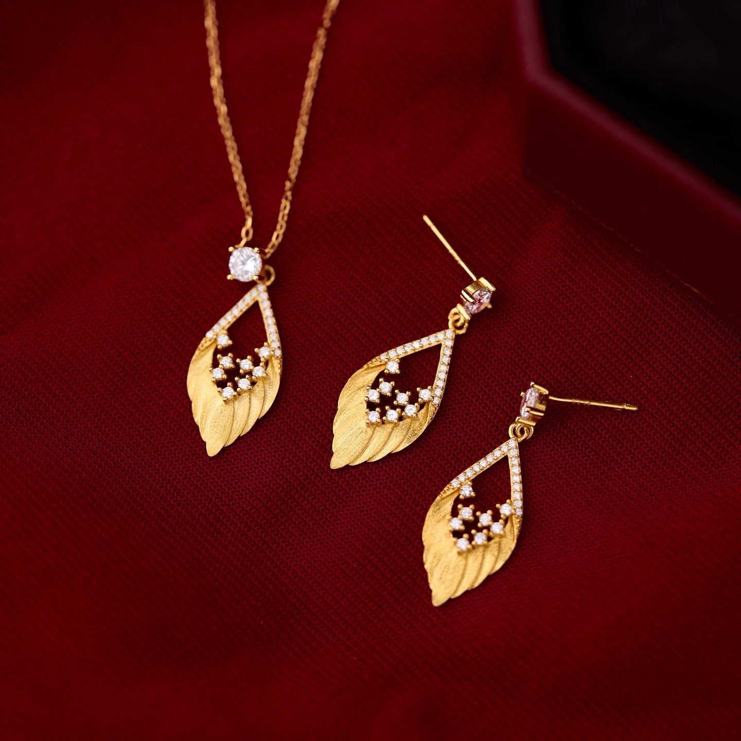 Golden Feather Spark Necklace